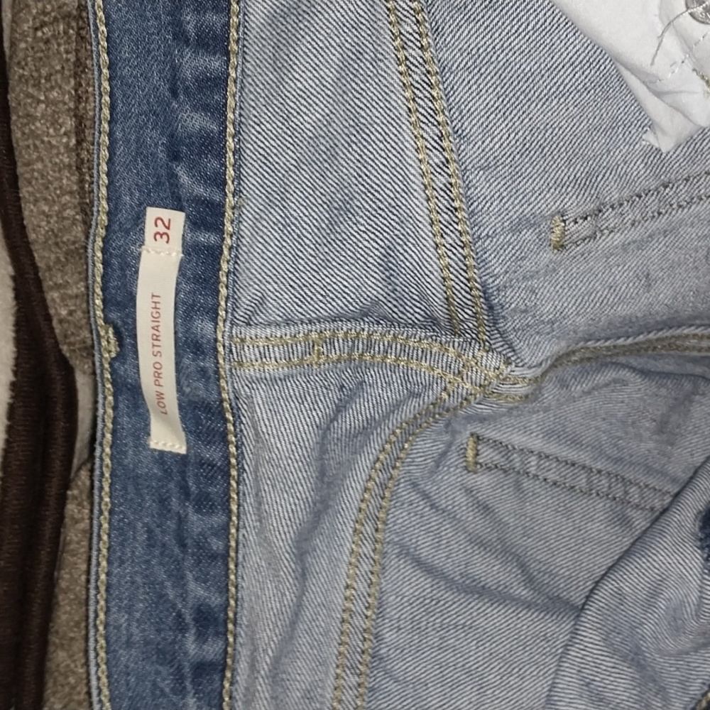 Levi's Vintage Low Pro Straight 32×32 light wash jeans.